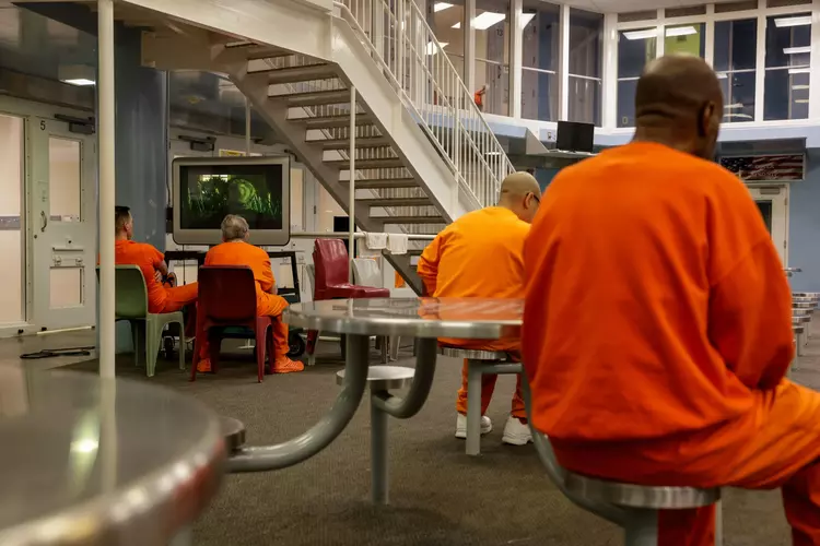 If the Sheriff’s Department, which runs city jails, hands over data on noncitizen inmates, it will be in violation of sanctuary laws.
