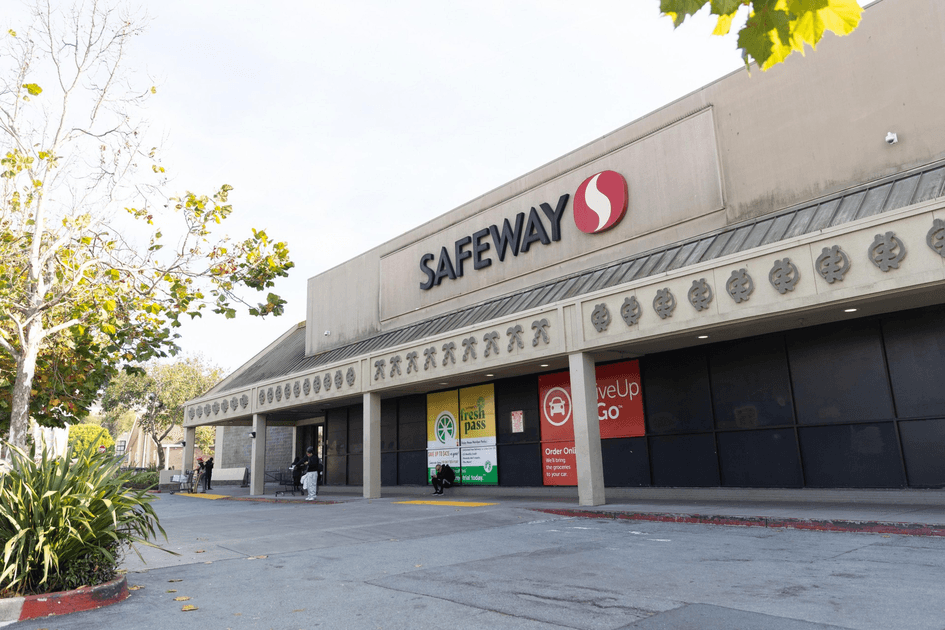 Three grocers walked away from a vacant Fillmore Safeway. Now it’s a political battle
